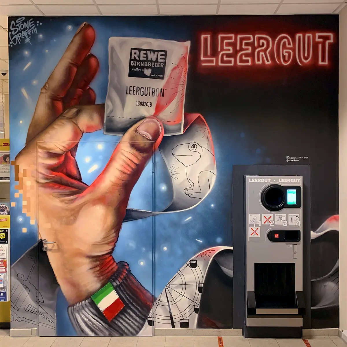 Ein Graffiti-Kunstwerk an einer Innenwand zeigt eine große Hand, die einen Leergutbon von REWE hält. Der Hintergrund ist in Blau- und Rottönen gestaltet und rechts neben dem Kunstwerk befindet sich ein Leergutautomat. Oberhalb des Kunstwerks ist das Wort 'LEERGUT' in roten Leuchtbuchstaben zu sehen.