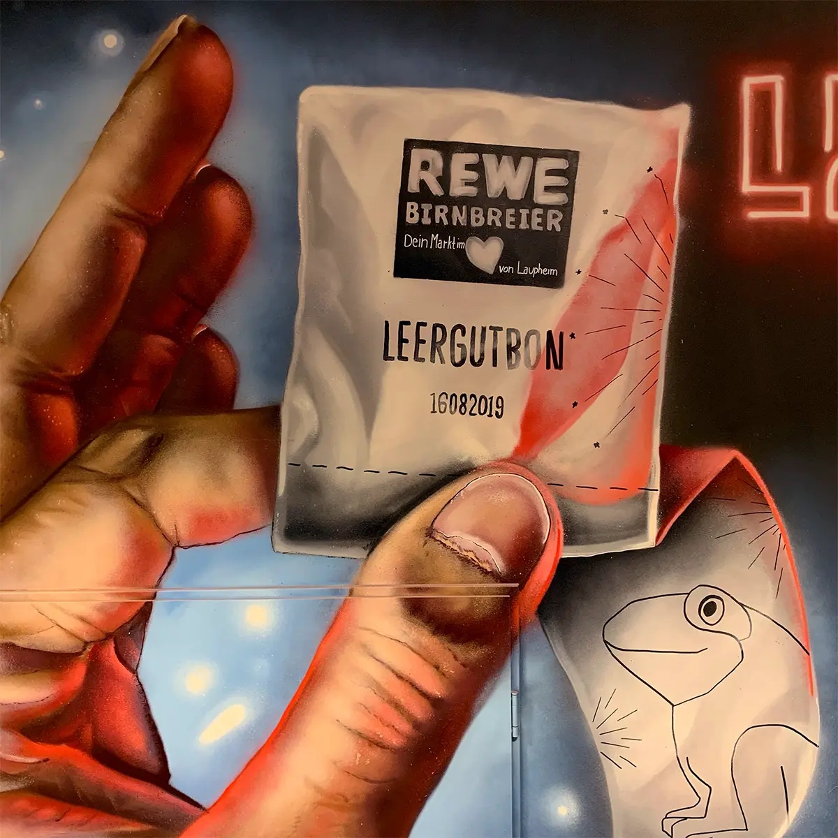 Nahaufnahme des Graffitis, das eine Hand zeigt, die einen Leergutbon von REWE hält. Der Bon hat die Aufschrift 'Leergutbon' und eine Nummer. Die Hand ist detailliert dargestellt und der Hintergrund zeigt einen blauen Himmel mit weißen Lichtpunkten.